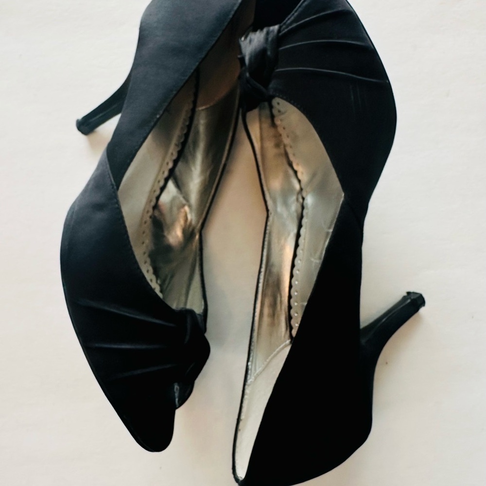 ROBERTO VIANNI Satin Party Matte Black Peep Toe Knot 3.25” Heel Sz 10
